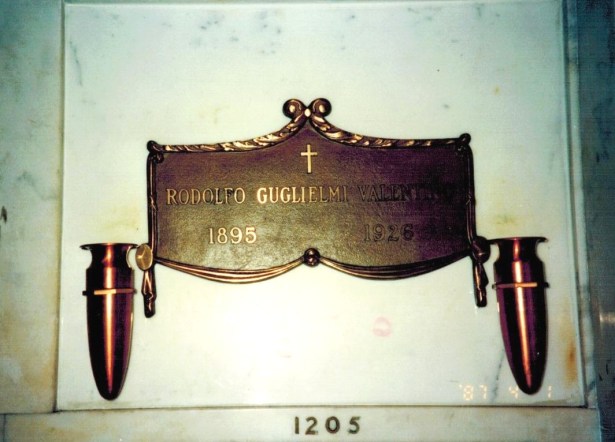 rudolph_valentino_grave