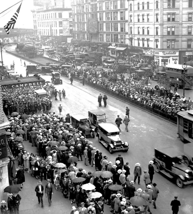 Rudolph_Valentino_funeral_1926