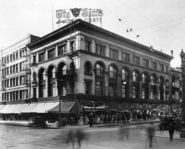 The Fifth Street Store on the southwest corner of Fifth and Broadway, c. 1920. LAPL.